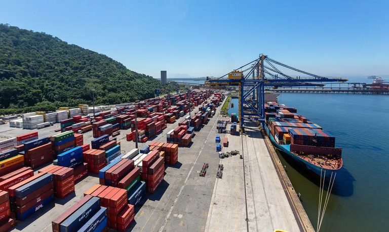 Movimentação portuária em fotografia que acompanha a divulgação dos dados comerciais.