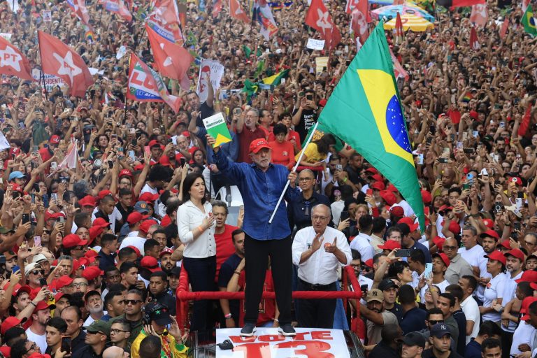 Lula em caminhada de campanha na Avenida Paulista. Imagem da campanha, não do anúncio do resultado.