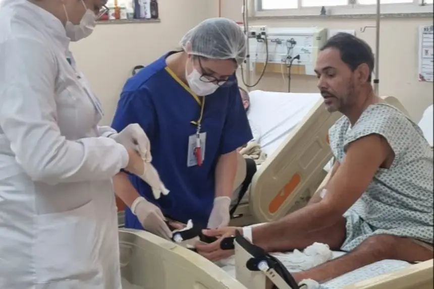 Profissionais e paciente durante atendimento, em fotografia vinculada à divulgação do Hospital Galileu.