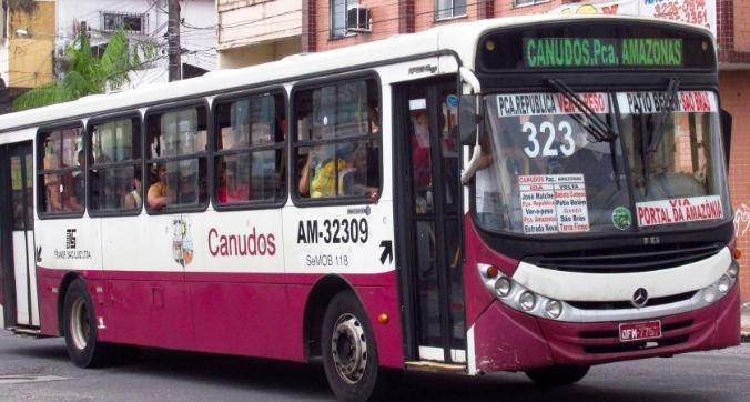Ônibus da linha 323 em circulação. A imagem não é apresentada como registro da paralisação.