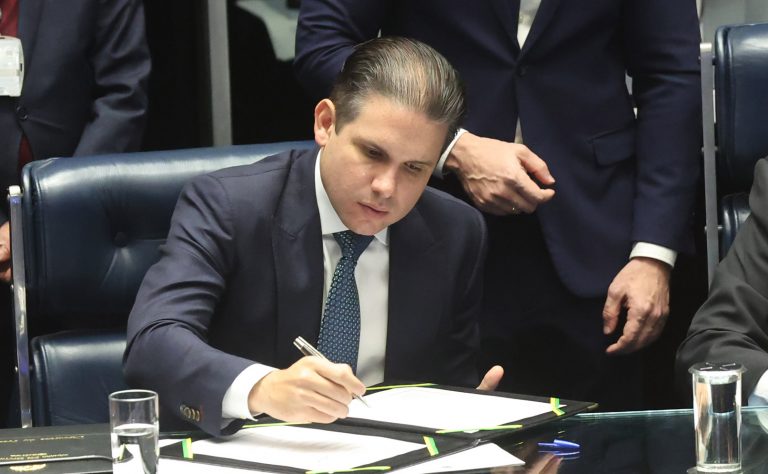 Hugo Motta na solenidade de promulgação. Não é registro de anúncio de recuo.