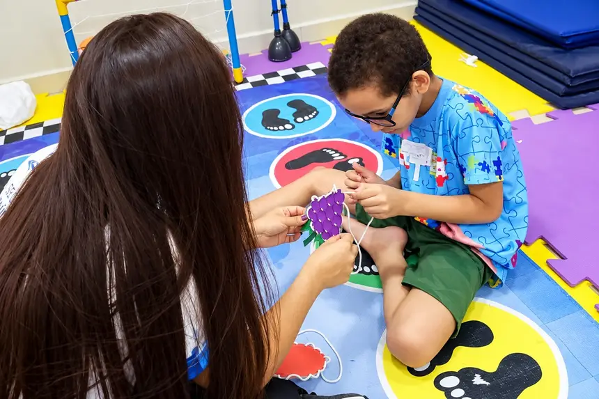 Atividade de atendimento infantil em imagem divulgada pela unidade.