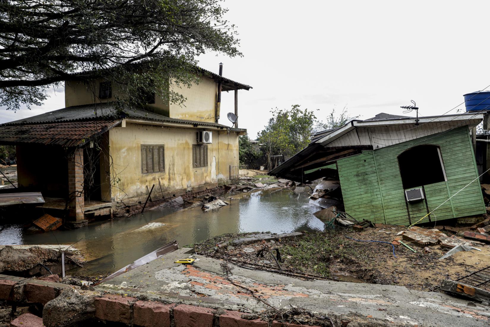 Casas atingidas pelas inundações na Ilha da Picada, Porto Alegre, em 19/06/2024. Foto de arquivo usada como contexto climático.